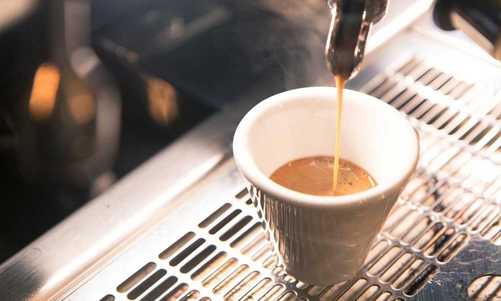 come viene fatto caffè decaffeinato