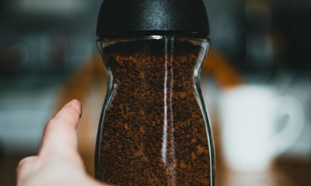 Caffè solubile: cos’è e differenze rispetto al caffè fresco